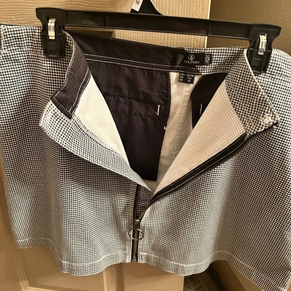 Black and white mini wrap skirt - Picture 3 of 4